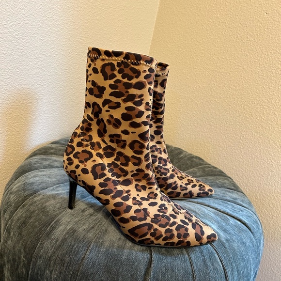 Animal print booties . Mid leg boots - Picture 3 of 5